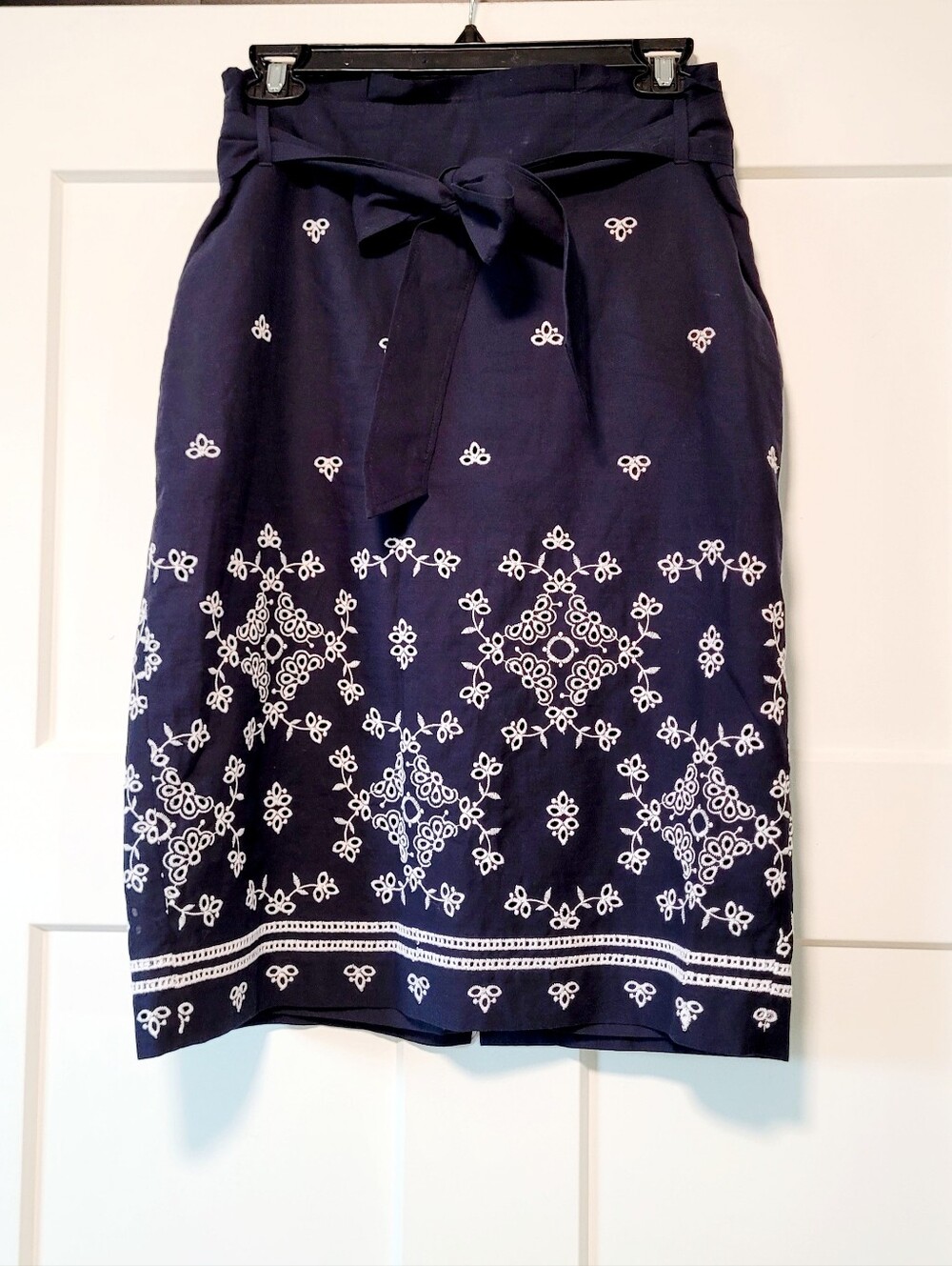 Ann Taylor Womens Floral Eyelet Pencil Skirt Sz 6 Navy Blue Embroidered Boho